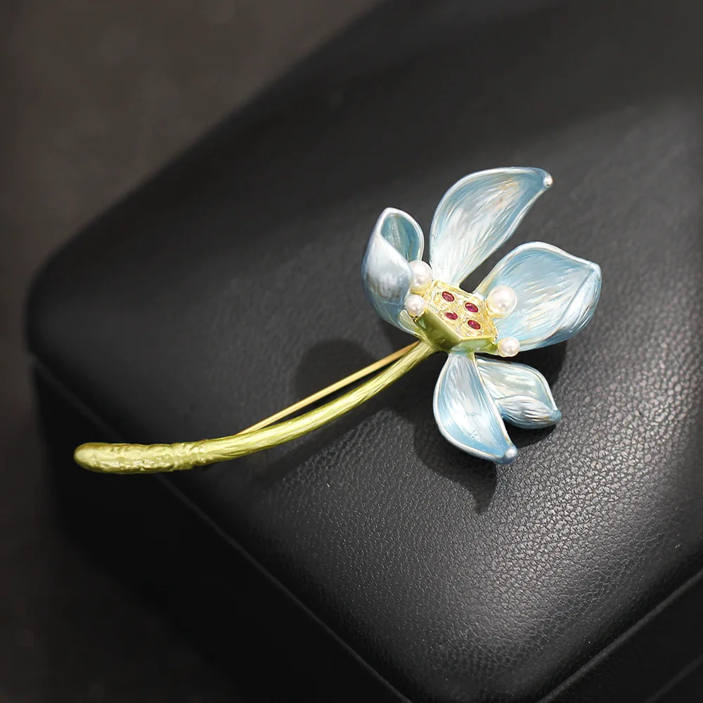 Lotus Flower Brooches for Women Gold Plated Elegant High-End Suit Coat Pin Buckle Corsage Fashion Accessories