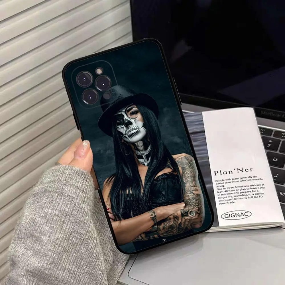 Sexy Smoking Tattoo Girl Phone Case Silicone Soft for iphone 15 14 13 12 11 Pro Mini XS MAX 8 7 6 Plus X XS XR Cover