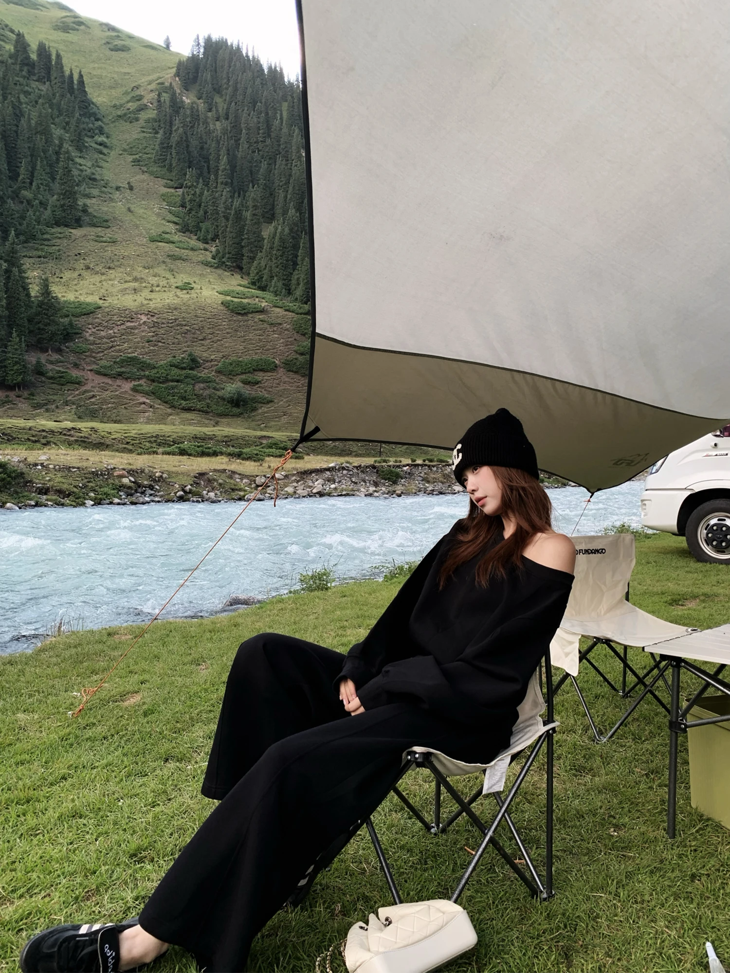 

Двусторонний комплект: худи с воздушной прослойкой и расклешенные брюки. Повседневный комплект с открытыми плечами. Брюки из смеси хлопка и полиэстера, дышащие, комфортные.