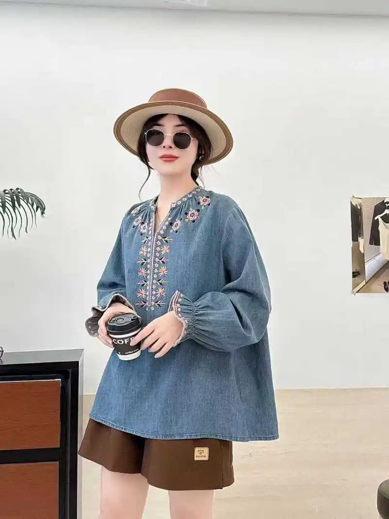 เสื้อเชิ้ตเดนิมแขนยาวฤดูหนาวปี 2025 ใหม่ ผู้หญิง คอวี ปักลายเรขาคณิต สไตล์โมริเกิร์ล วินเทจ ลายชนเผ่า ทรงหลวม รุ่น T5N552CC