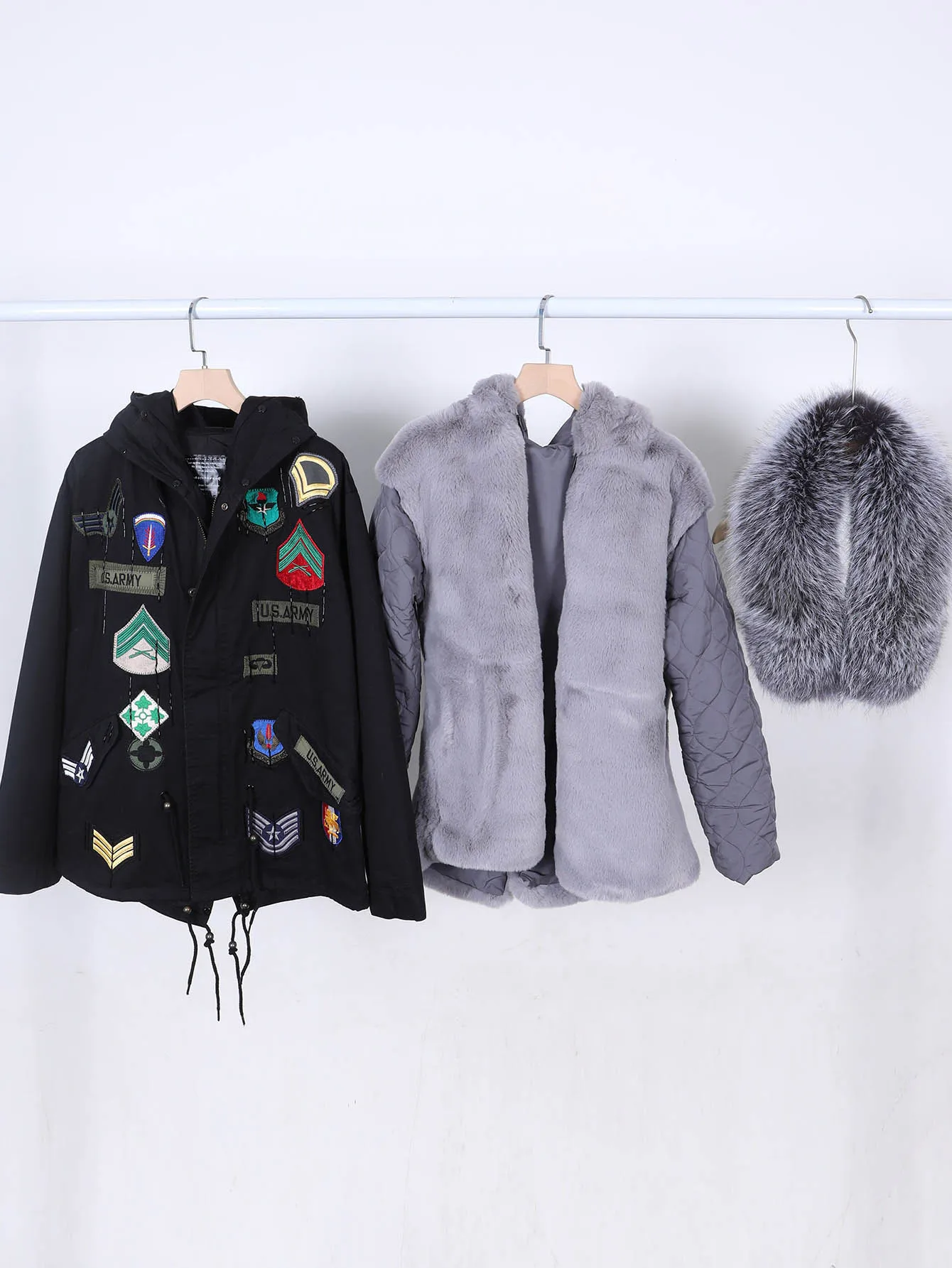 冬の女性用刺繍入りブラックパーカーコート、暖かい天然ファーの襟付きレディースジャケットアウター