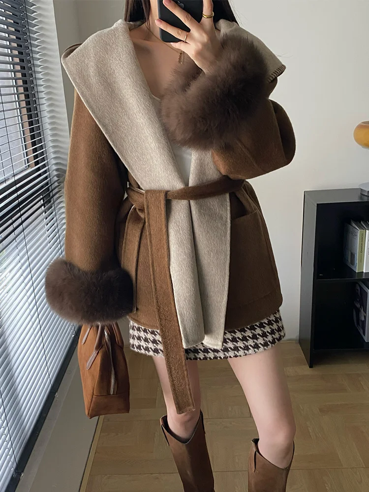 เสื้อโค้ทผู้หญิงฤดูใบไม้ร่วงฤดูหนาวปี 2025 ผ้าแคชเมียร์ผสมขนสัตว์แท้ แต่งปลายแขนด้วยขนจิ้งจอกธรรมชาติ พร้อมเข็มขัด ทรงเข้ารูป เสื้อคลุมสำหรับผู้หญิง