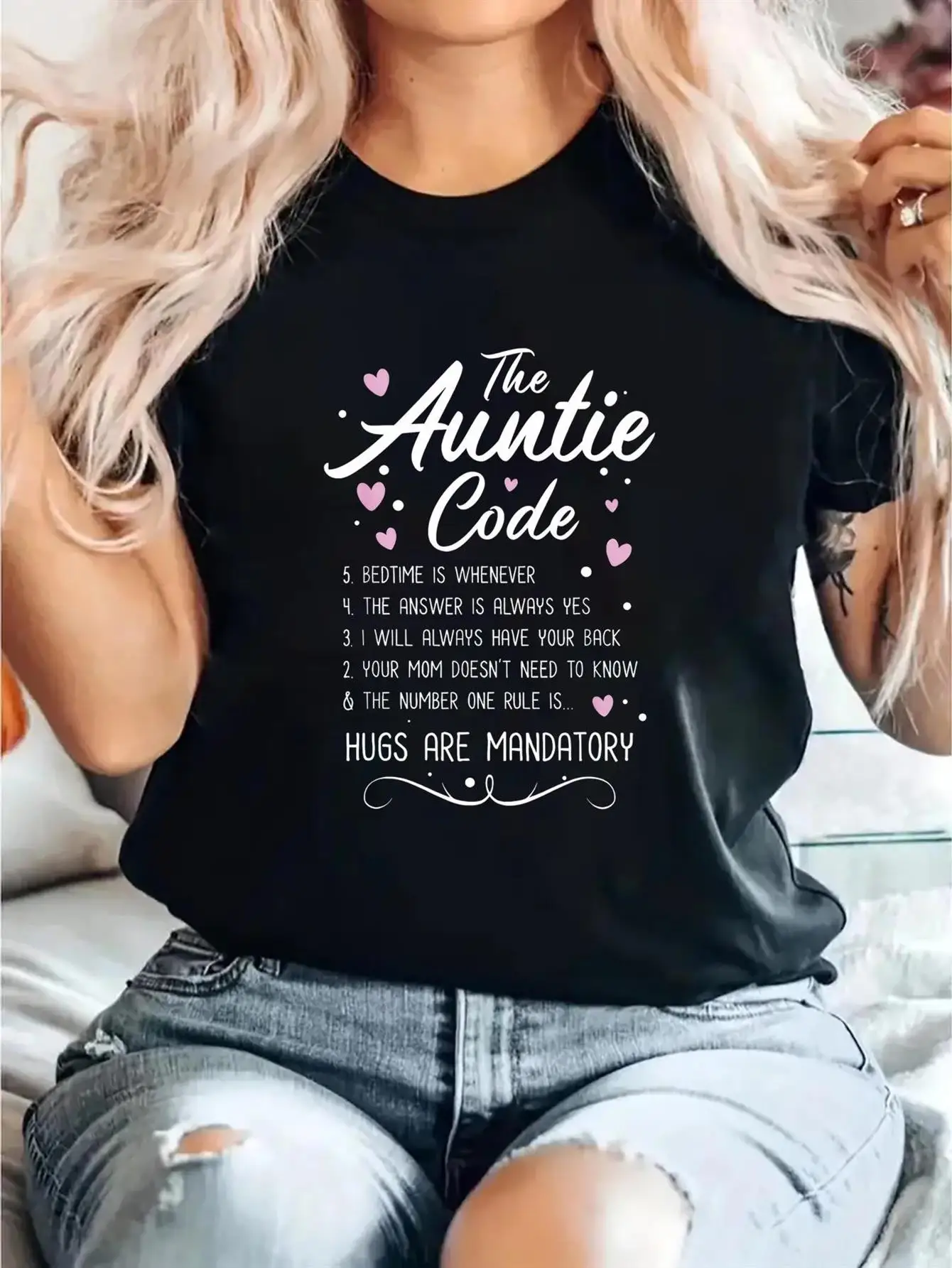 Women's Fun Auntie Themed T-Shirt - Soft, Slim-Fit Short-Sleeved Top with Humorous Auntie Quotes, Black and Pink Lettering, Round Neck Casual Style, Perfect as a Gift for Aunts, Sisters, or Nieces, Suitable for Spring and Summer Wear, Machine Washable Family Clothing