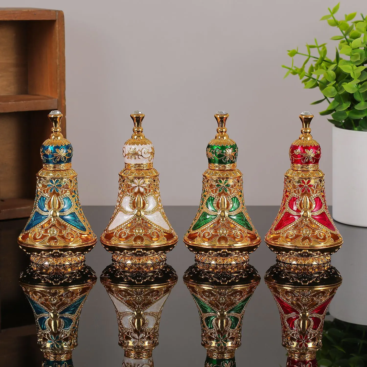 Duft- und Parfümflaschen, Metall-Glas-Emaille-Flaschen, Ägypten, Dubai, Arabien Raumdekoration Luxus