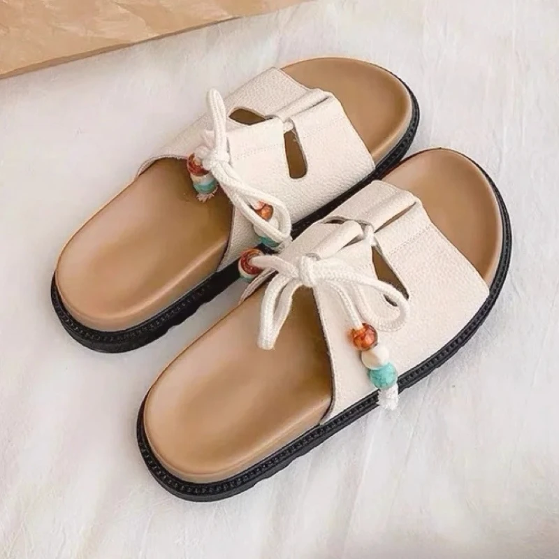 

Женские тапочки на плоской подошве. Дизайнерская обувь на шнуровке. Модные повседневные сандалии с бусинами. Новинка 2025 года. Летние пляжные шлепанцы. Zapatillas De Mujer.