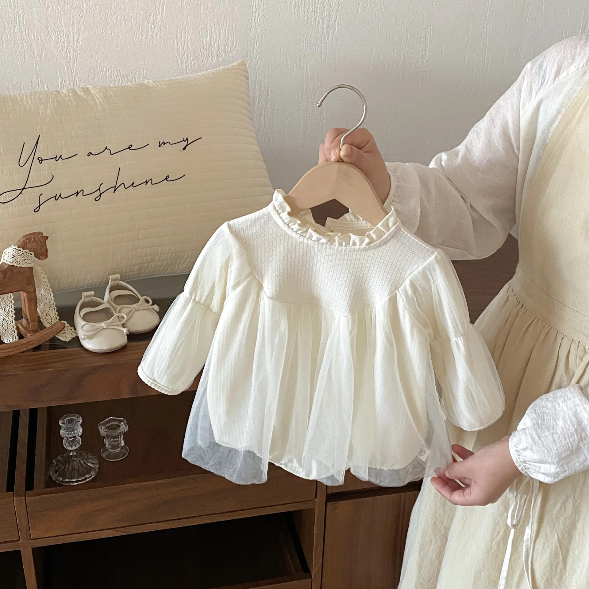 

Корейская версия осенней одежды 2025 года. Новое сетчатое платье с длинными рукавами для девочек и маленьких девочек, одежда для ползания одного месяца.