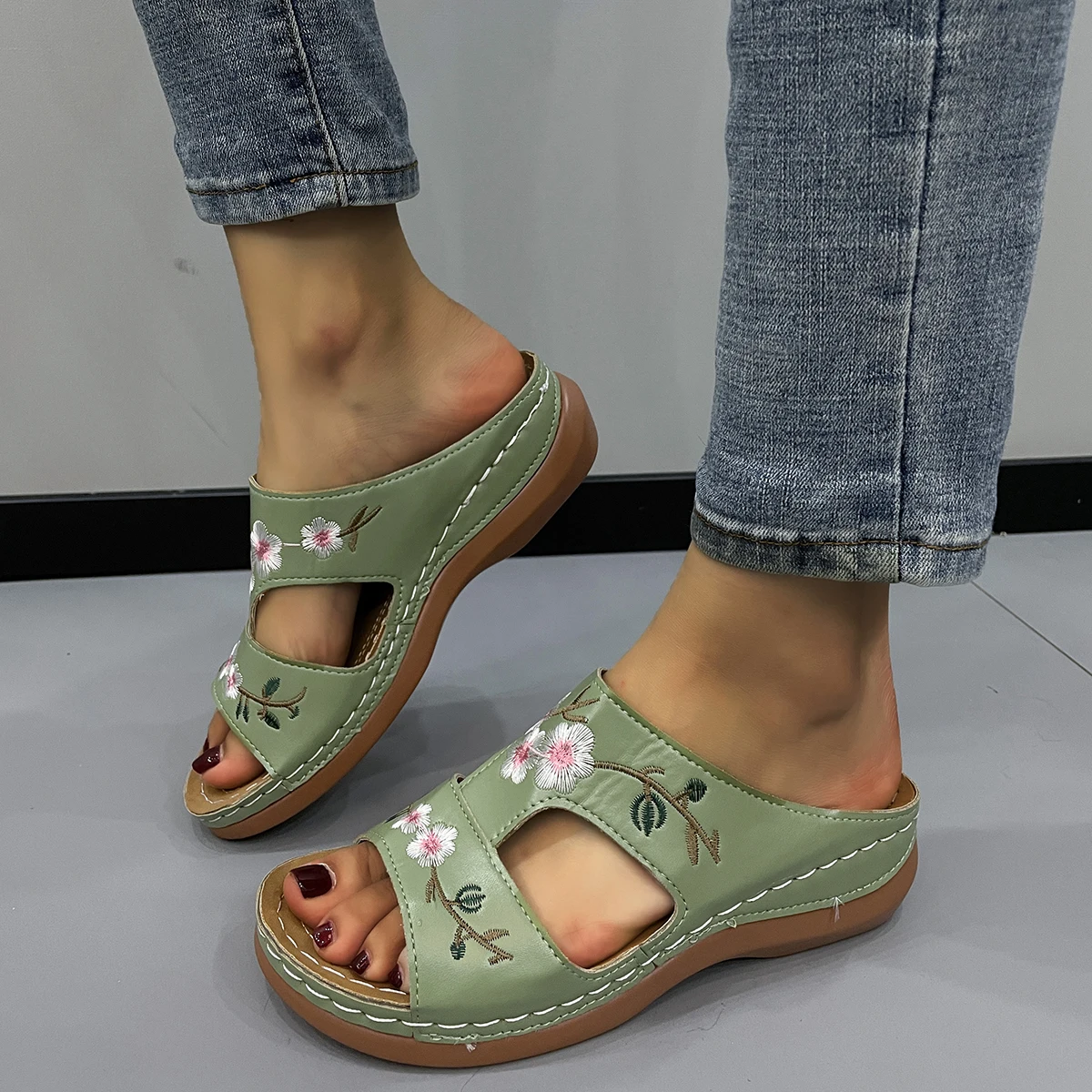 Foreign trade oversized women\'s slippers with sloping heel and thick soled embroidered flower ethnic style sandals