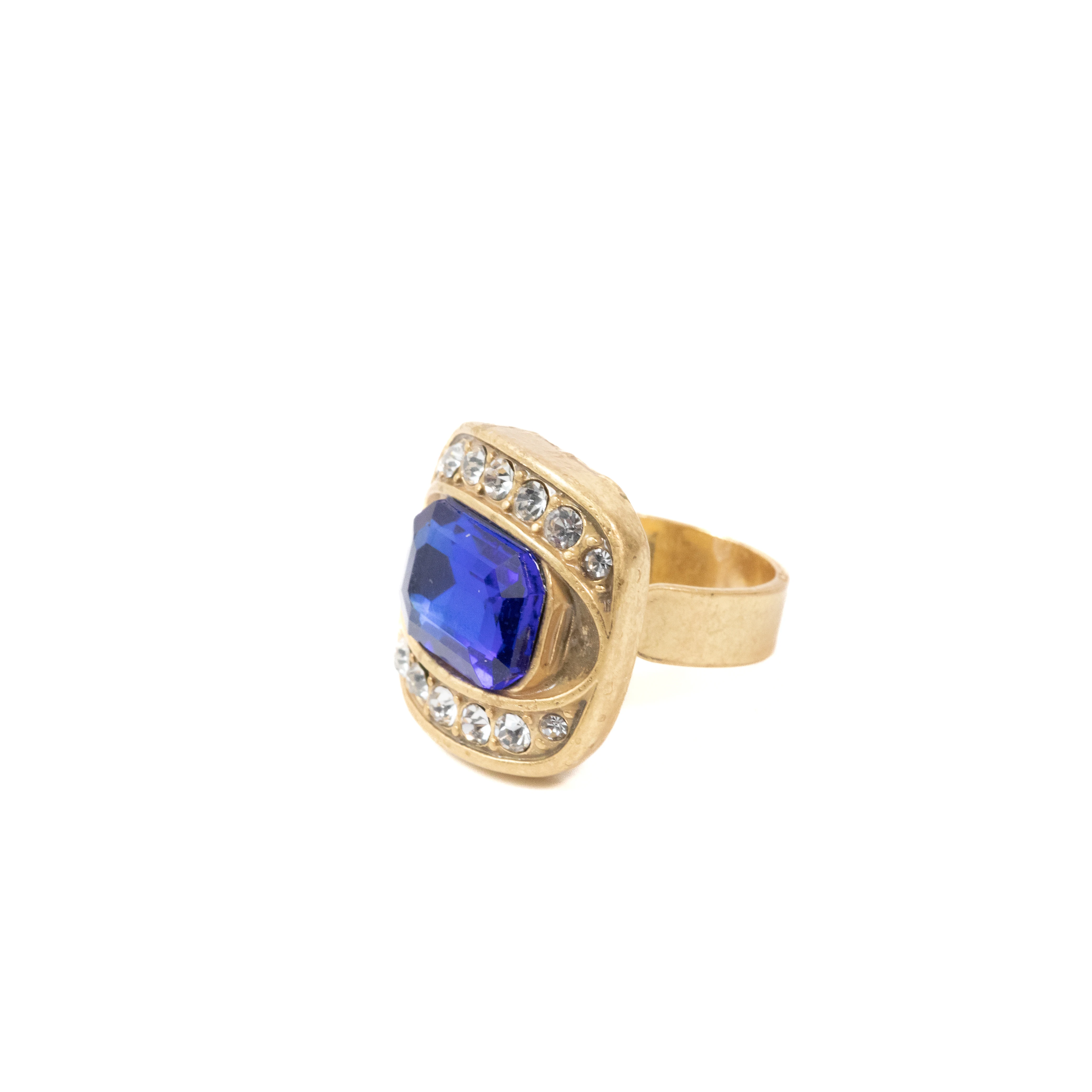 

Blue gemstone ring, a vintage piece with elaborate workmanship, an exquisite accessory and a versatile finger ring.