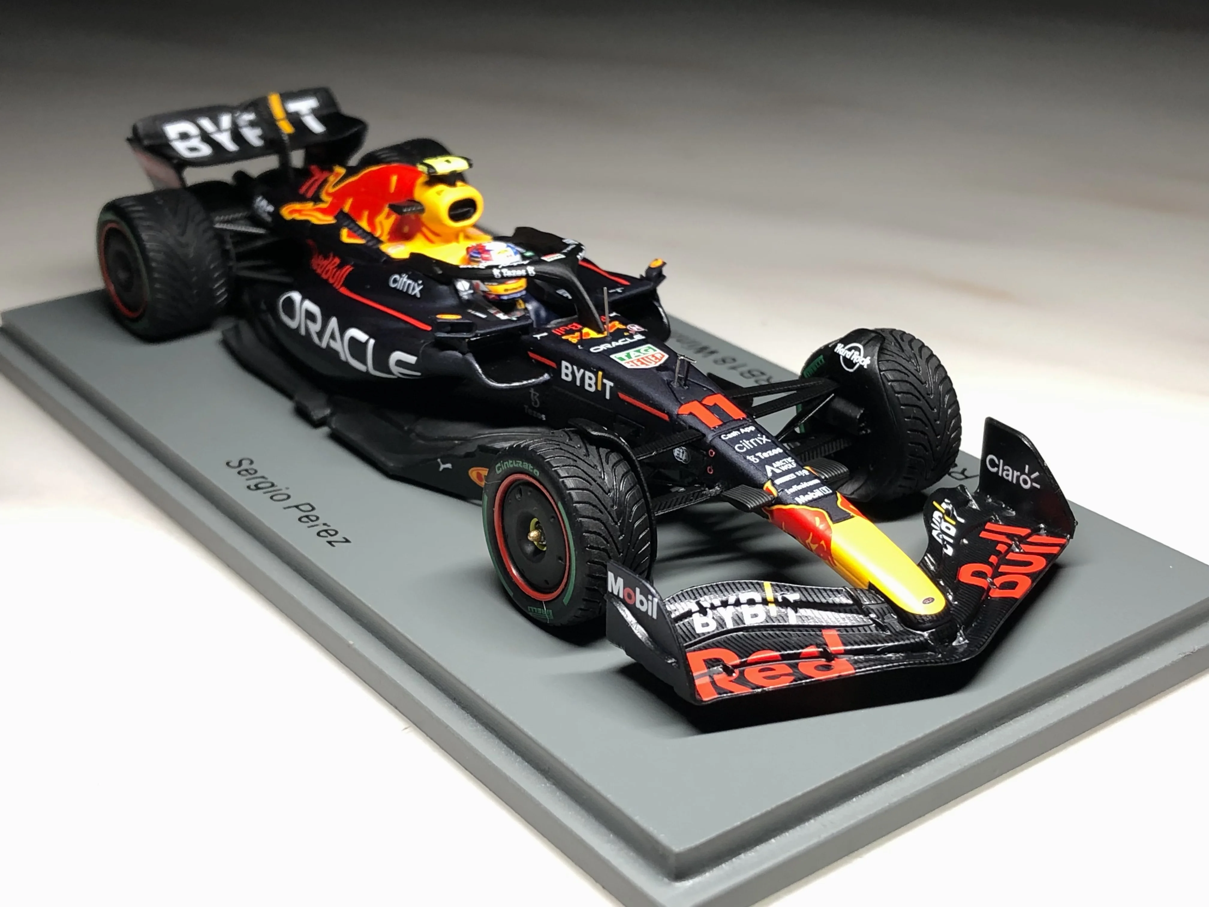 Perez 2022 F1 Singapore Grand Prix champion Red Bull RB18 Rain tire 1:43 resin miniature model, adult decoration, boy toy