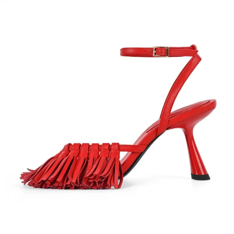 

Новые летние женские туфли 2026 года: красные босоножки на высоком каблуке с кисточками, с одной пряжкой, с европейским и американским дизайном, ручной работы, с плетеным носком