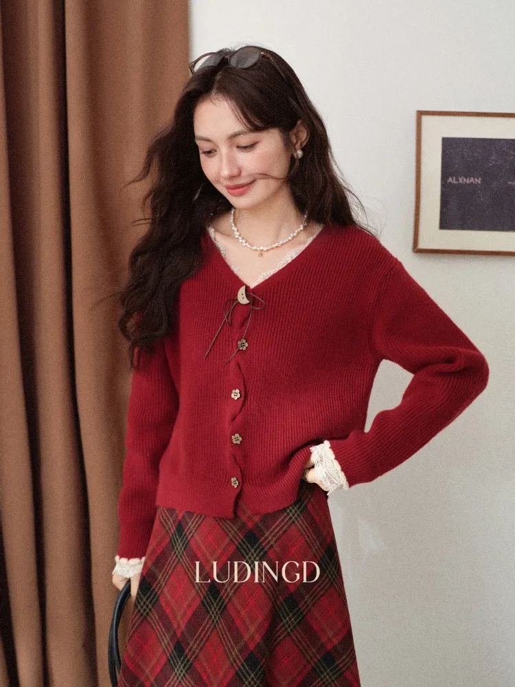 เสื้อคาร์ดิแกนไหมพรมผู้หญิงไซส์ใหญ่ ALXNAN คอวี สีแดง สไตล์เกาหลี สำหรับฤดูหนาว ทรงหลวม อุ่นสบาย สไตล์วินเทจ แขนยาว รุ่น D662300