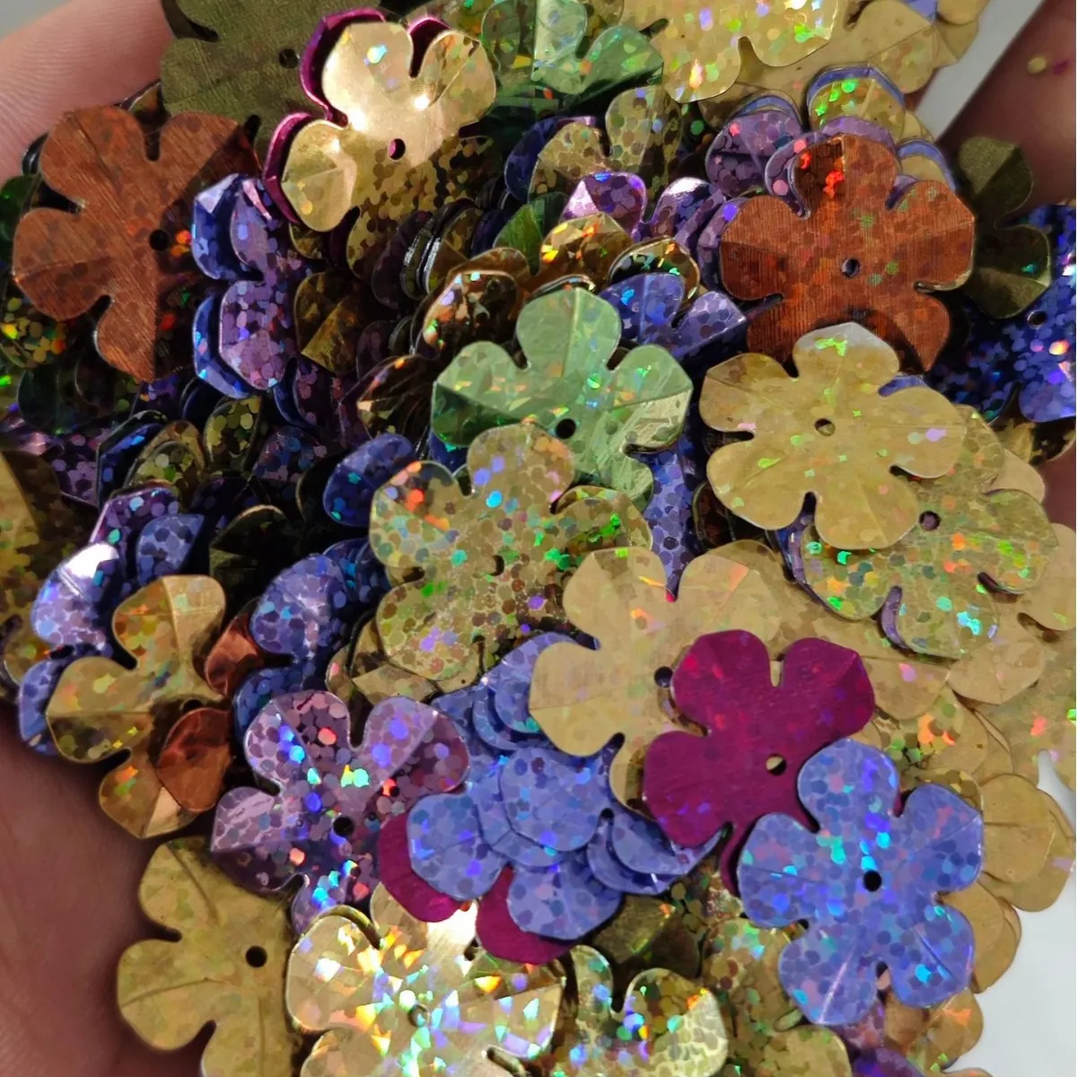 

Оптовая продажа, 500 г, сценическая одежда, декоративный аксессуар ручной работы, красочный 20 мм цветок, голографические блестки со средним отверстием для шитья