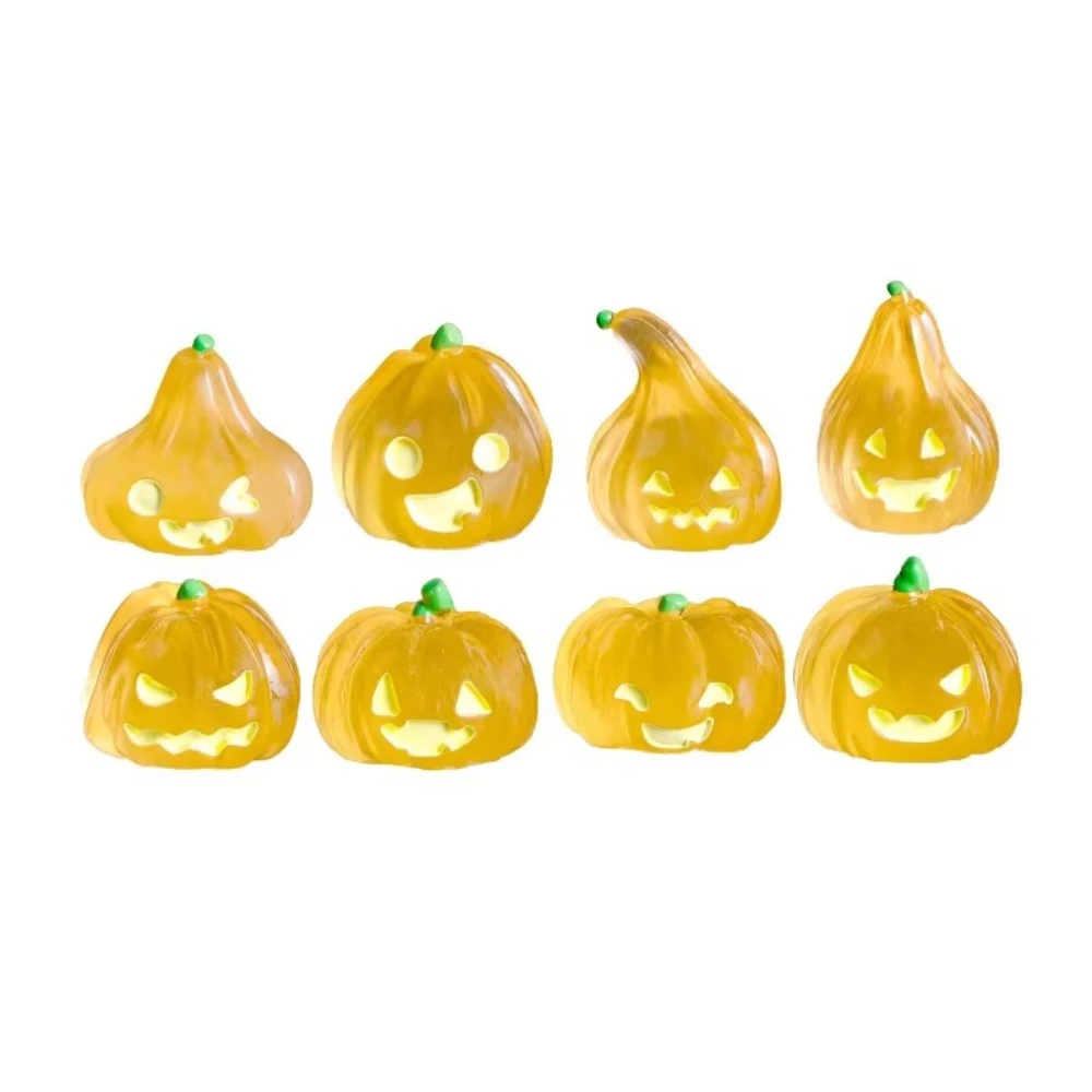 Figuras de calabazas luminosas para Halloween, con expresiones adorables, ideales para micro paisajes y como adornos de escritorio. 8 estilos diferentes que brillan en la oscuridad.