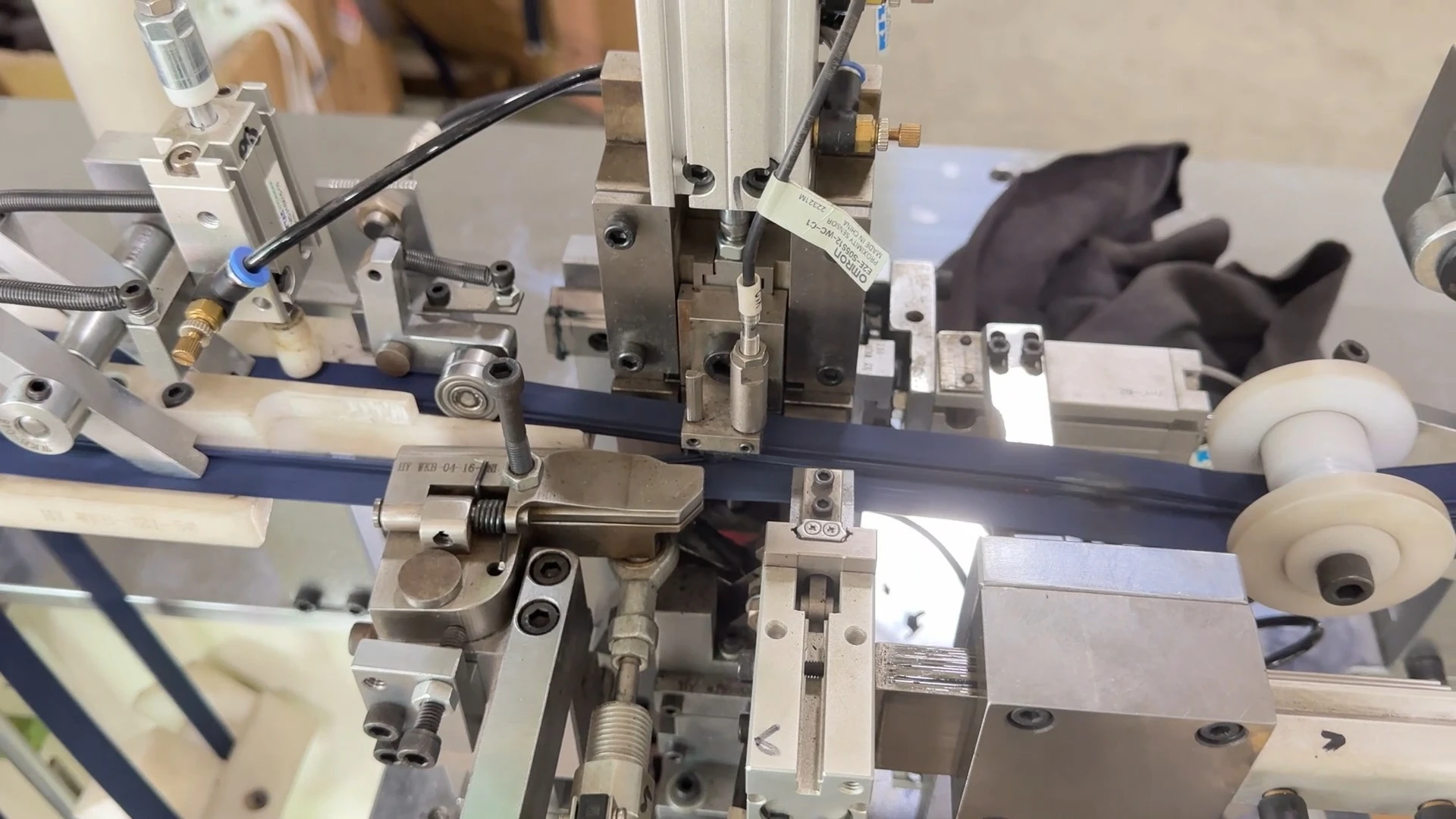 ZYN HY-126S-D HY-137-B Auto Open-End Injection Combine 2-in-1 Zipper Making Machine PLC Core Components 0.26KW 1 Year Warranty
