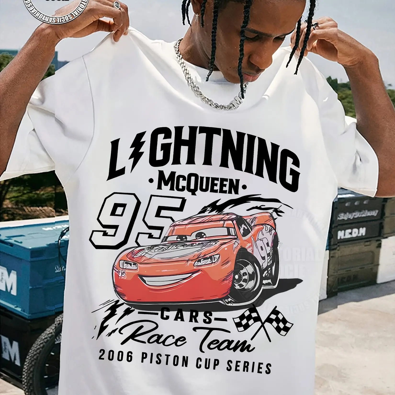 تي شيرت ديزني بيكسار كارز لايتنينج ماكوين للرجال - تي شيرت برسومات كأس المكبس مع تصميم سيارة السباق الأحمر