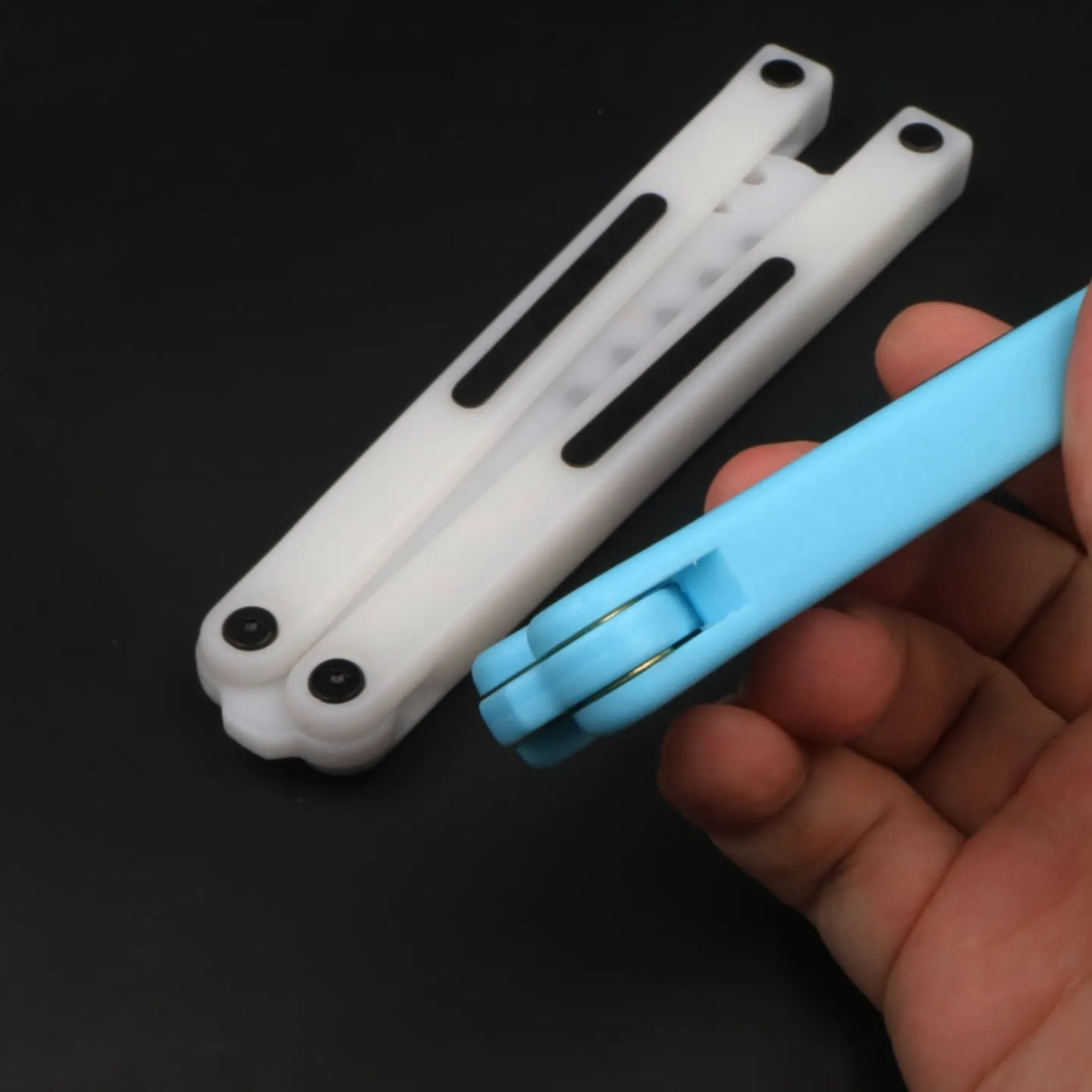 Plastic Folding Balisong Practice Trainer, Unsharpened Pocket Flip Tool for EDC Beginner Training Hand Skill Training Tool