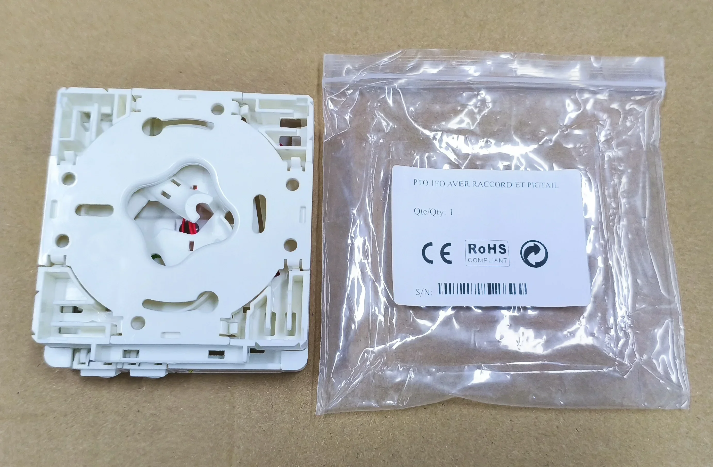 OEM France 1Fo Bouygues PTO Box Fiber Opti  Socket Full Loaded with SC/APC Pigtail and Adapter Fiber Optic Cable Box 20/40PCS