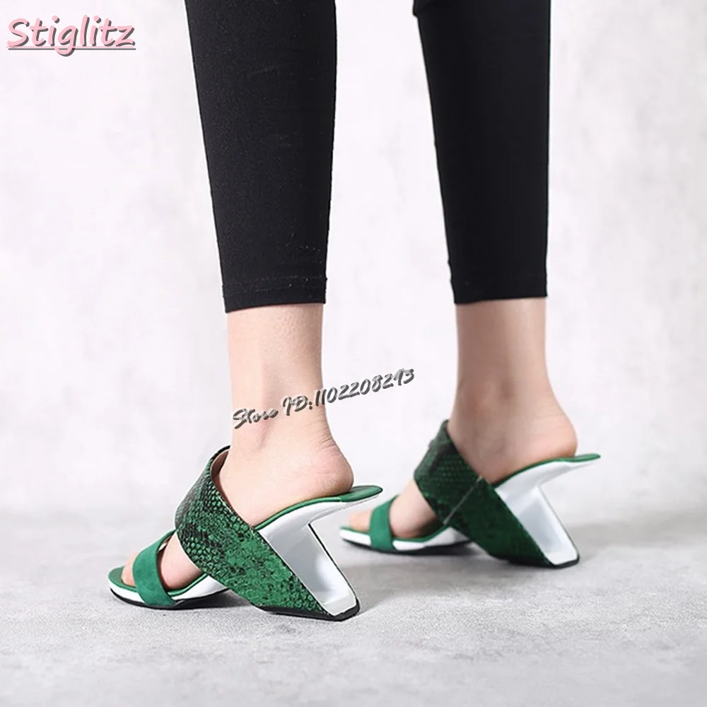 الرجعية الأفعى نمط النعال ساحة تو منقطة غريبة نمط الكعوب الصنادل 2025 الصيف المرأة في الهواء الطلق فساتين راقية الأحذية