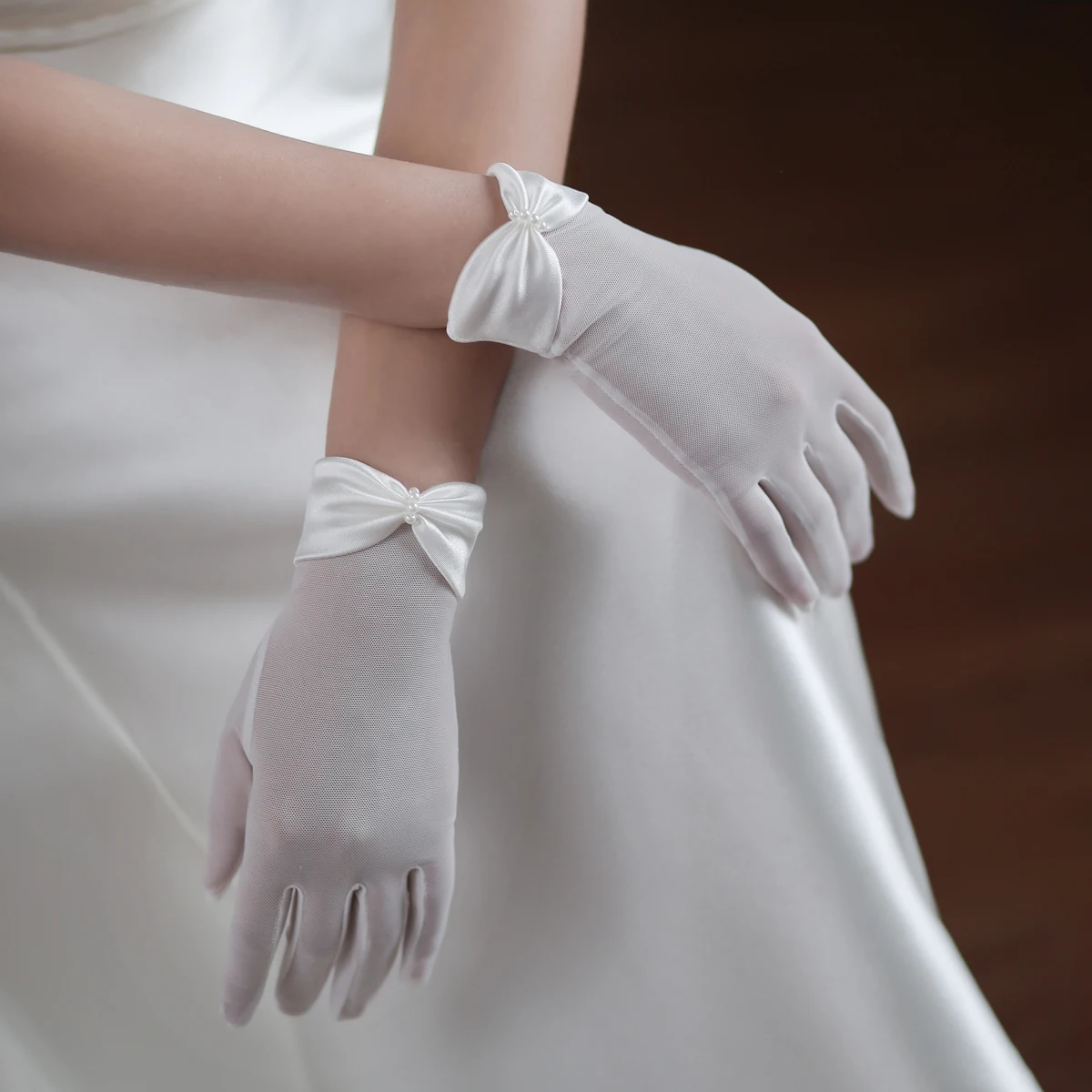 Wg058 Hochzeit Braut weiß handgemachte Handschuhe Satin-Perle Bogen Finger Handgelenk kurze Handschuhe Frauen Abschluss ball Festzug Handschuh