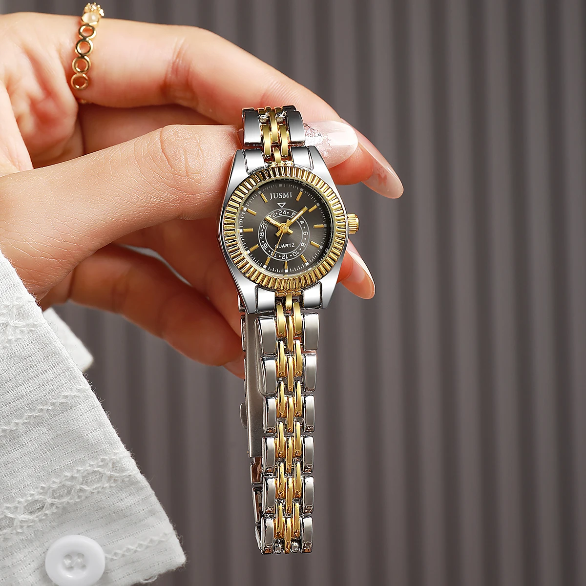 ساعة كوارتز عصرية فاخرة وخفيفة الوزن وحزام من سبائك الصلب، مناسبة للارتداء اليومي والذكرى السنوية وهدية عيد الميلاد