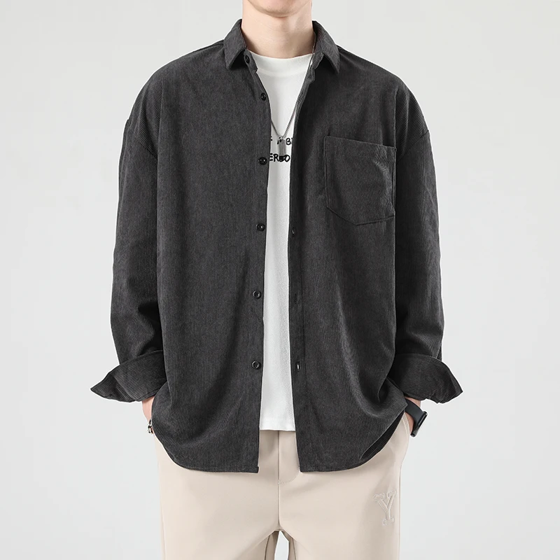 Corduroy blus lengan panjang pria, jaket kemeja kasual longgar berkancing warna musim semi 2025 dengan saku untuk pria