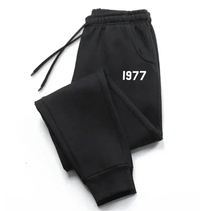 Daily casual bottoms for men, soft cotton-blend jogger sweatpants, drawstring waist and side pockets, suitable for all-day wear.
