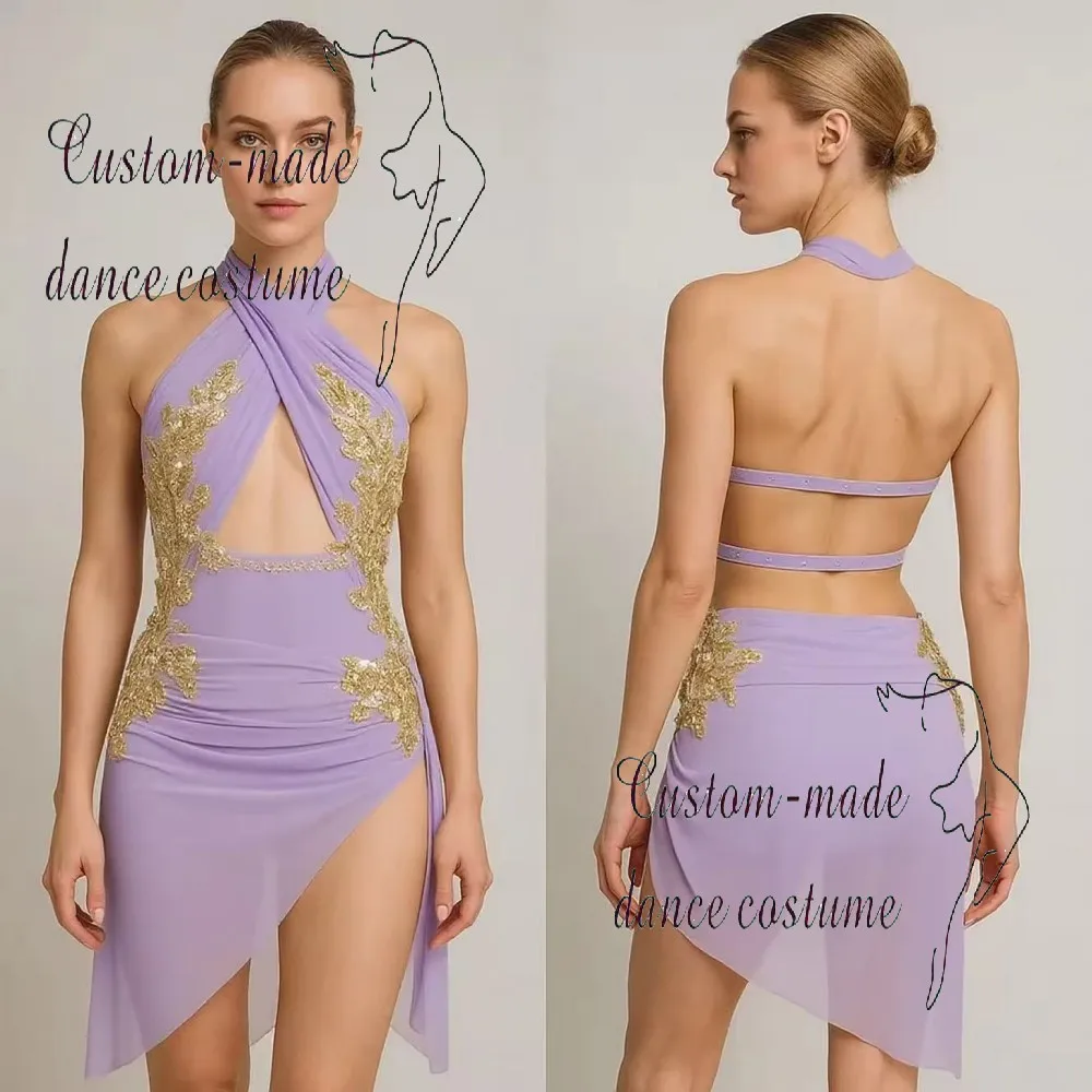 Beżowy strój taneczny na zamówienie, ozdobiony złotymi cekinami, odpowiedni na zawody sceniczne dla dziewcząt i profesjonalistów.