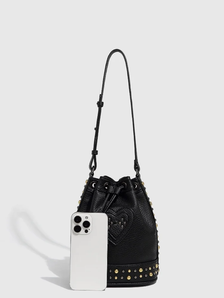 2025, neue Punk-Stil, schwarze Achseltasche für Damen, Retro-Nieten, PU-Leder, Schulter-Umhängetasche, herzförmige Kordelzug-Eimertasche