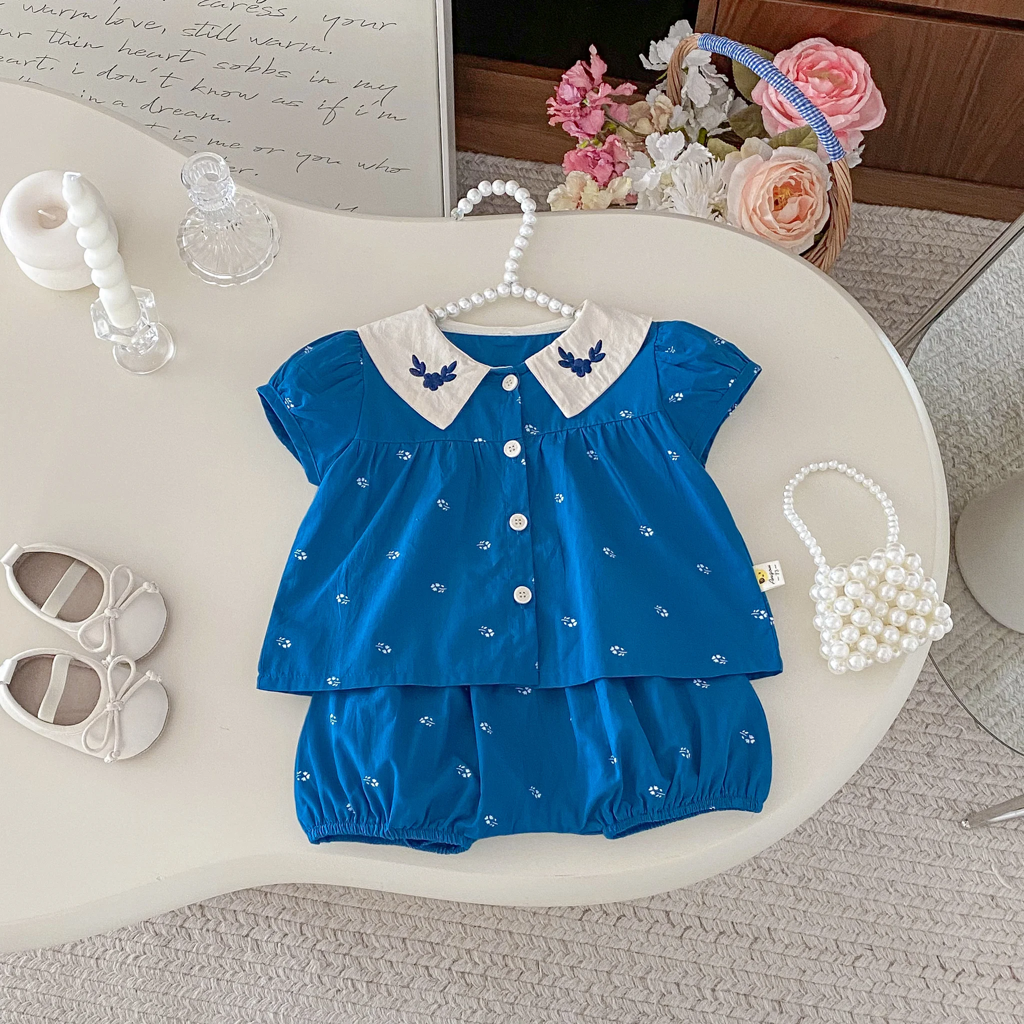 Sommer-Set für Babys mit Blumenstickerei, Rüschenkragen und kurzen Ärmeln, Retro-Set aus Oberteil und Shorts – Detail 1