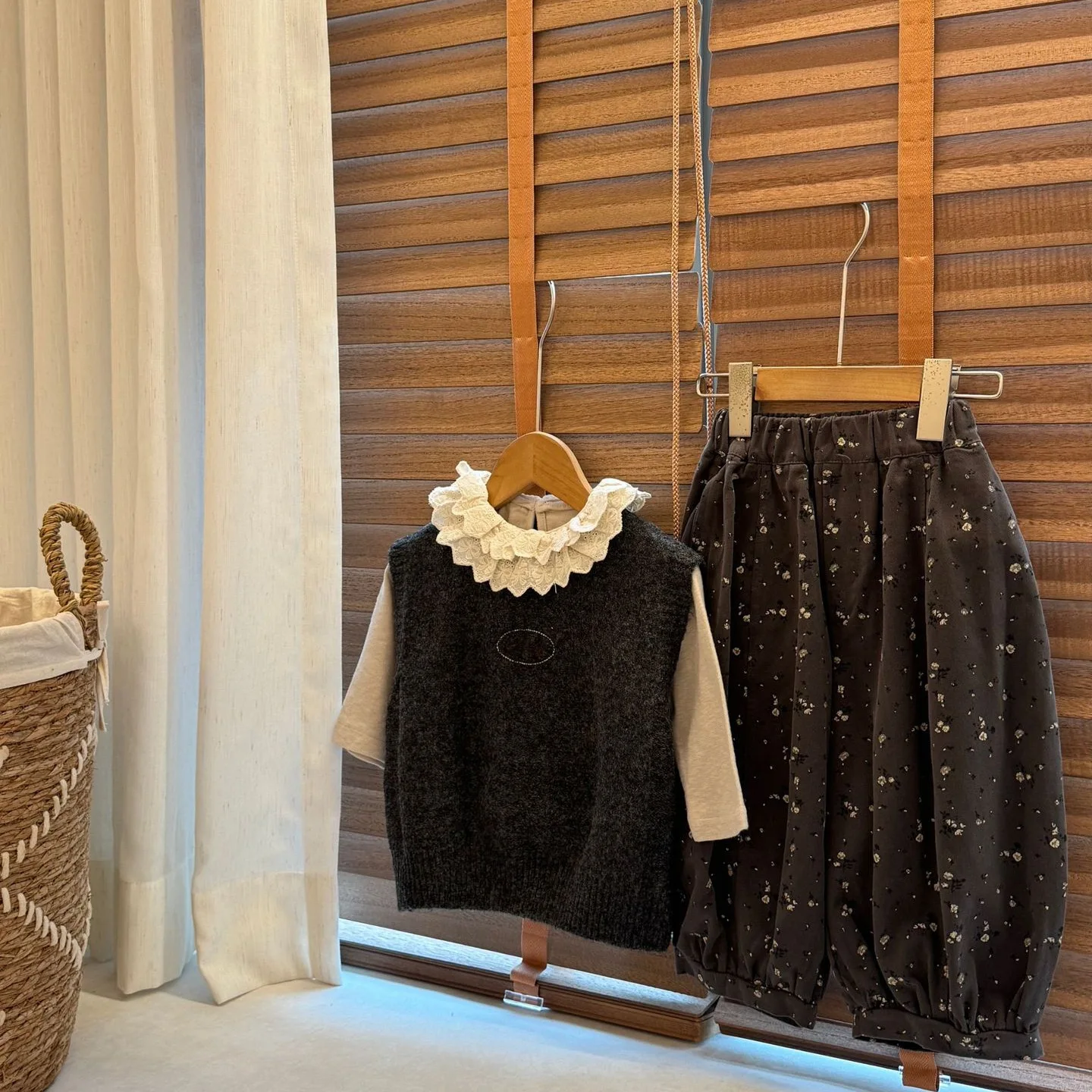 

2025 Autumn New Girls Korean Style Western Style Knitted Vest Sweater Twopiece Set