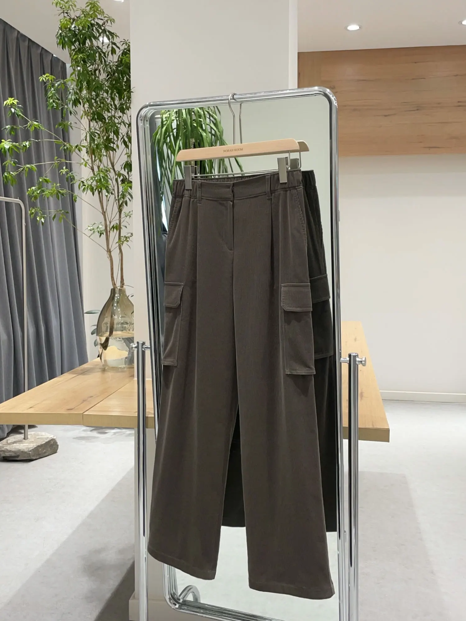 Nok Xiaola ملابس عمل أصلية لشتاء 2024 بخصر مطاطي من المخمل سراويل غير رسمية بثلاثة ألوان نمط التنقل بخصر عالٍ وساق مستقيمة #1