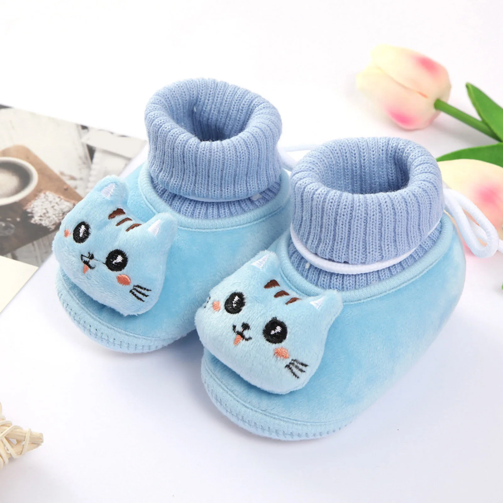 Sepatu kartun bayi sepatu balita lucu kucing kartun zapatillas anak laki-laki dan perempuan kaus kaki datar tali elastis antiselip hangat nyaman