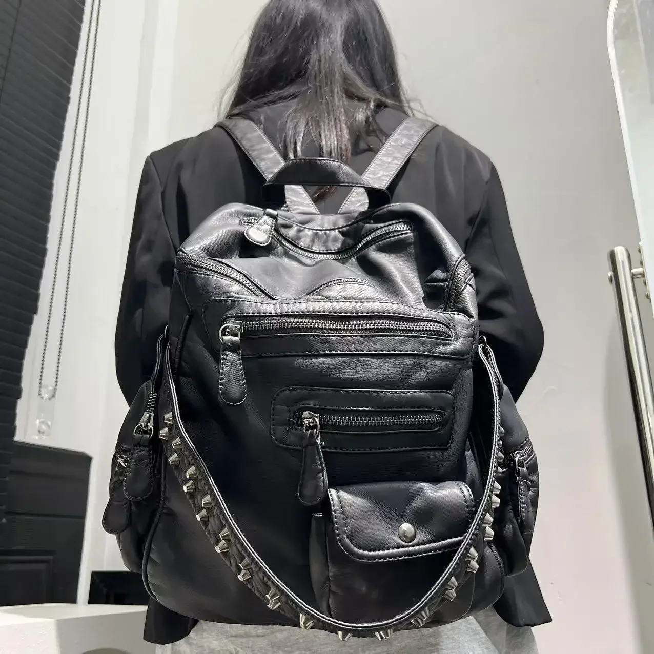 Ladies' fashion Y2K vintage hot girl backpack with large capacity and multiple pockets, retro rivet single shoulder handbag