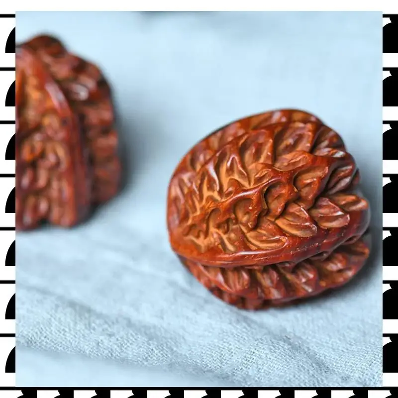 

A44U 2PCS Small Leaf Red Sandalwood Old Material Carved Walnut Health Care Golfer Play Piece Pendant Handicraft About 4 X 4Cm