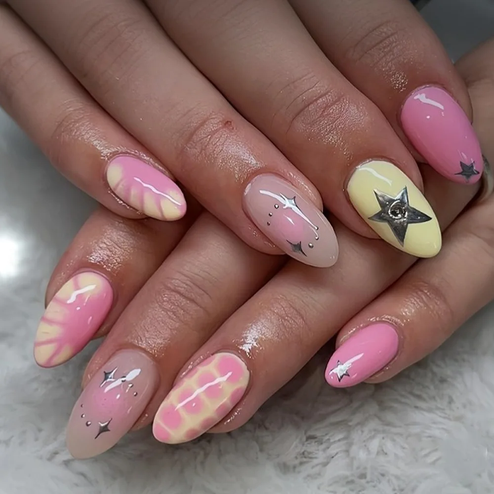 

24PCS Sweet Pink Blush French False Nails Simple Silver Stars Pattern Press on Nails Wearable Manicure Almond Fake Nail Tips Art