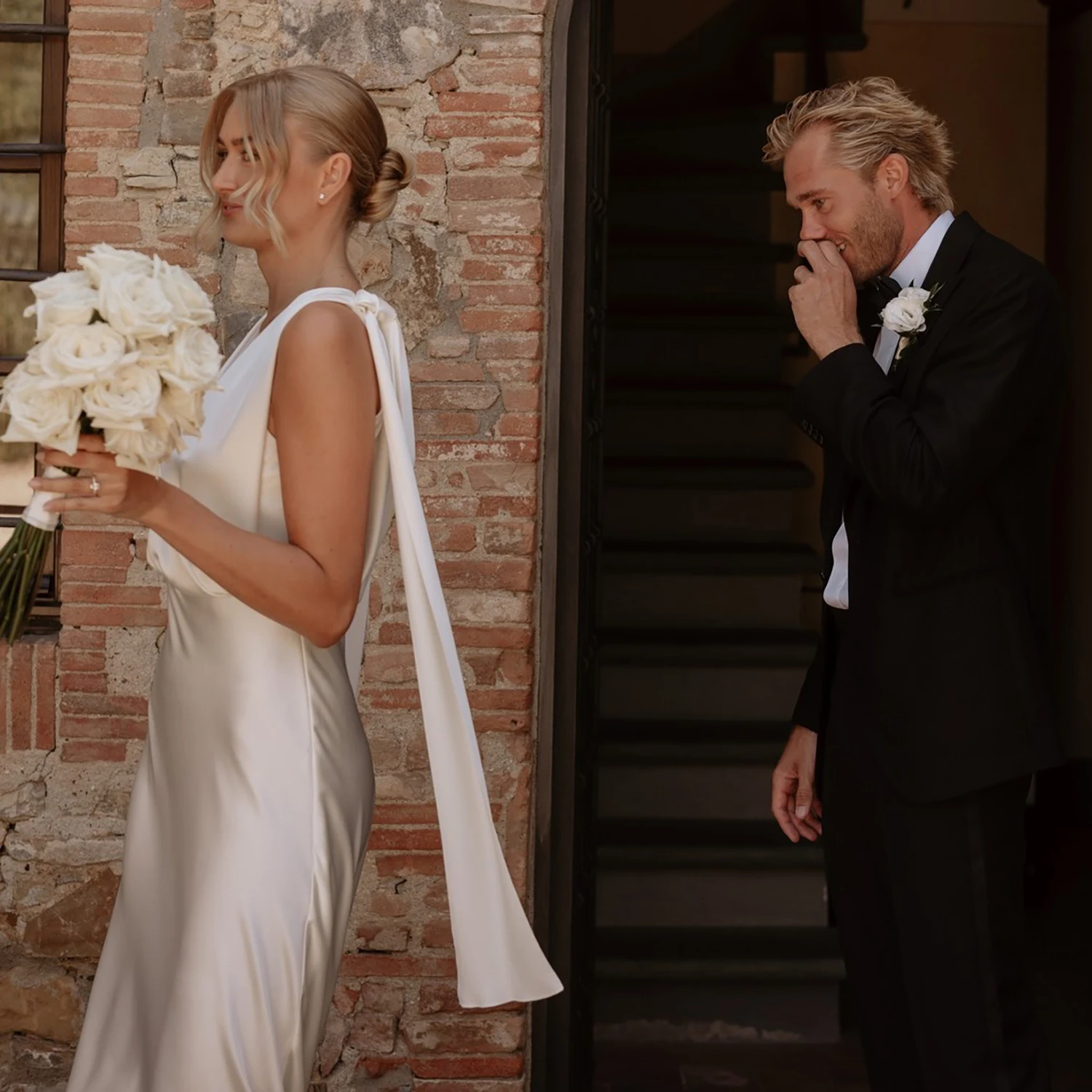 Vestido de novia de satén drapeado con espalda abierta, cola larga, hombro, ala cruzada, hecho A pedido, cuello en V, sin mangas, vestidos de novia simples