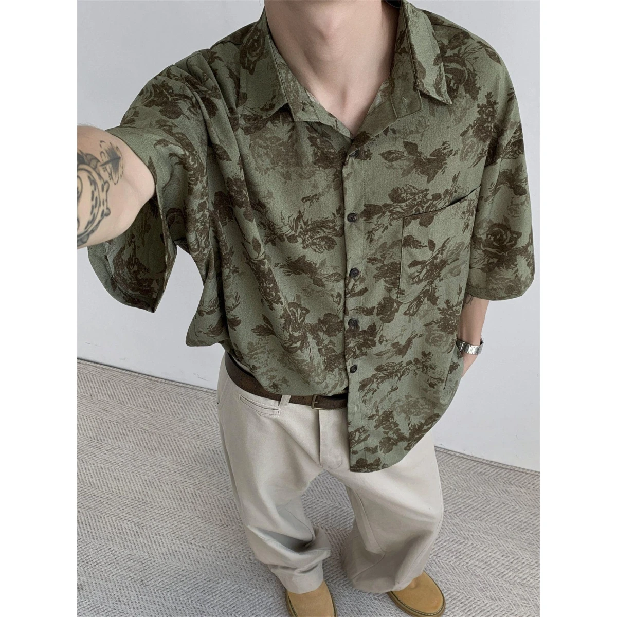 

Мужская летняя повседневная футболка свободного кроя в стиле ретро с цветочным принтом из ледяного шелка, в стиле Hong Kong Sle Chic, для пляжного отдыха