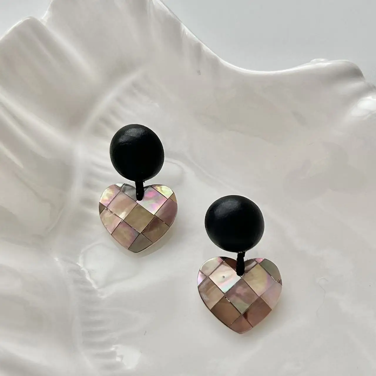 Japan and South Korea ins commuter wind vacation Fritillary love earrings Symphony shell splicing high-end fashion simple access