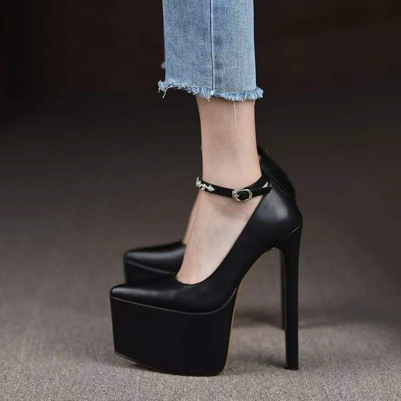 

Стильные туфли на прямом каблуке со стразами. Стильные туфли на платформе с острым носком и неглубоким носком.