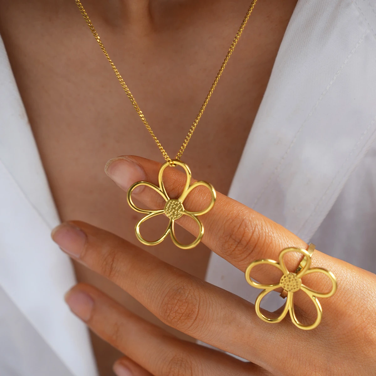 

Minimalist Statement Metal 18K Gold Plated Daisy Flower Hollow Necklace Stainless Steel Waterproof Quality Fashion Jewelry Gift