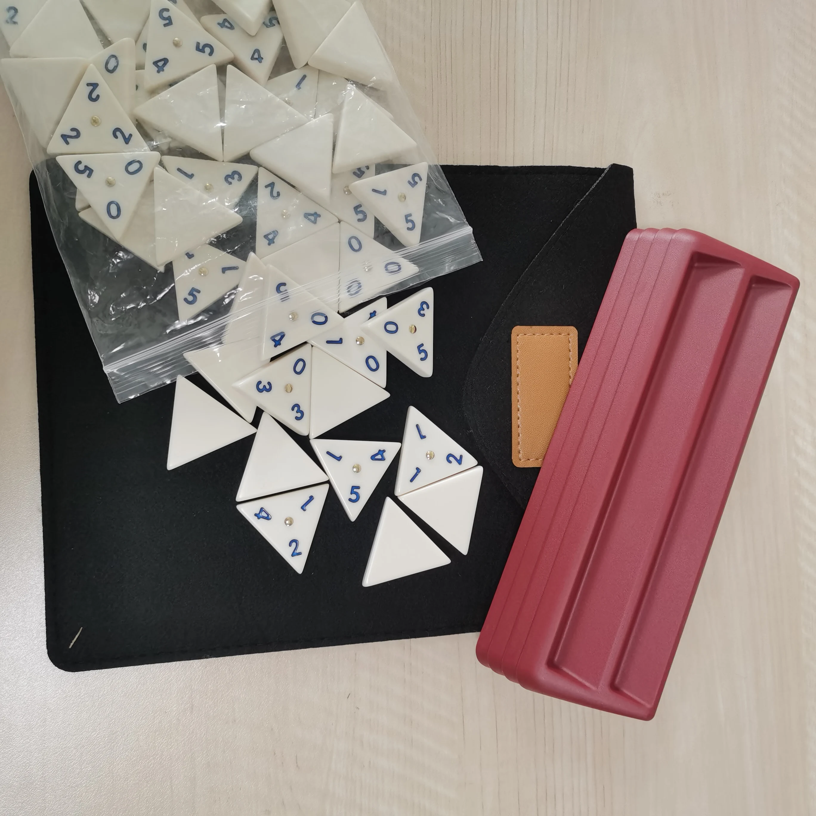 

Very suitable for family gatherings and party games, triangle card melamine domino digital card large triangle domino with brack