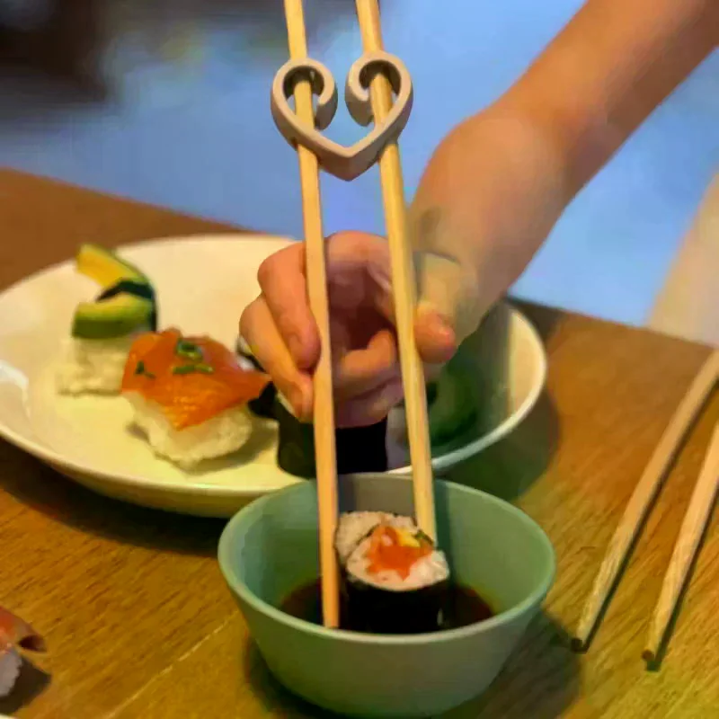 1/4pcs Heart-Shaped Chopsticks Assistance Tool Easy Food Picking For Beginners, Suitable For Noodles, Sushi, And More, Reusable
