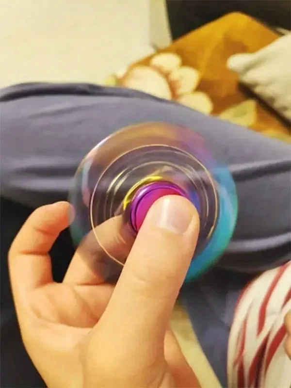 Premium Rainbow Fidget Spinner Hochgeschwindigkeits-Metallspinner mit buntem Fingerdesign und perfekte Geburtstags- oder Weihnachtsgeschenkidee – Detail 3