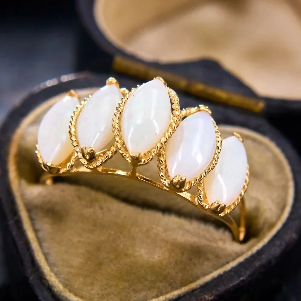 Vintage-Ring aus Kupfermaterial mit eingelegtem synthetischem Mondstein, eleganter Damenring, modischer, perfekter Schmuck, passend für Hochzeitsbankette