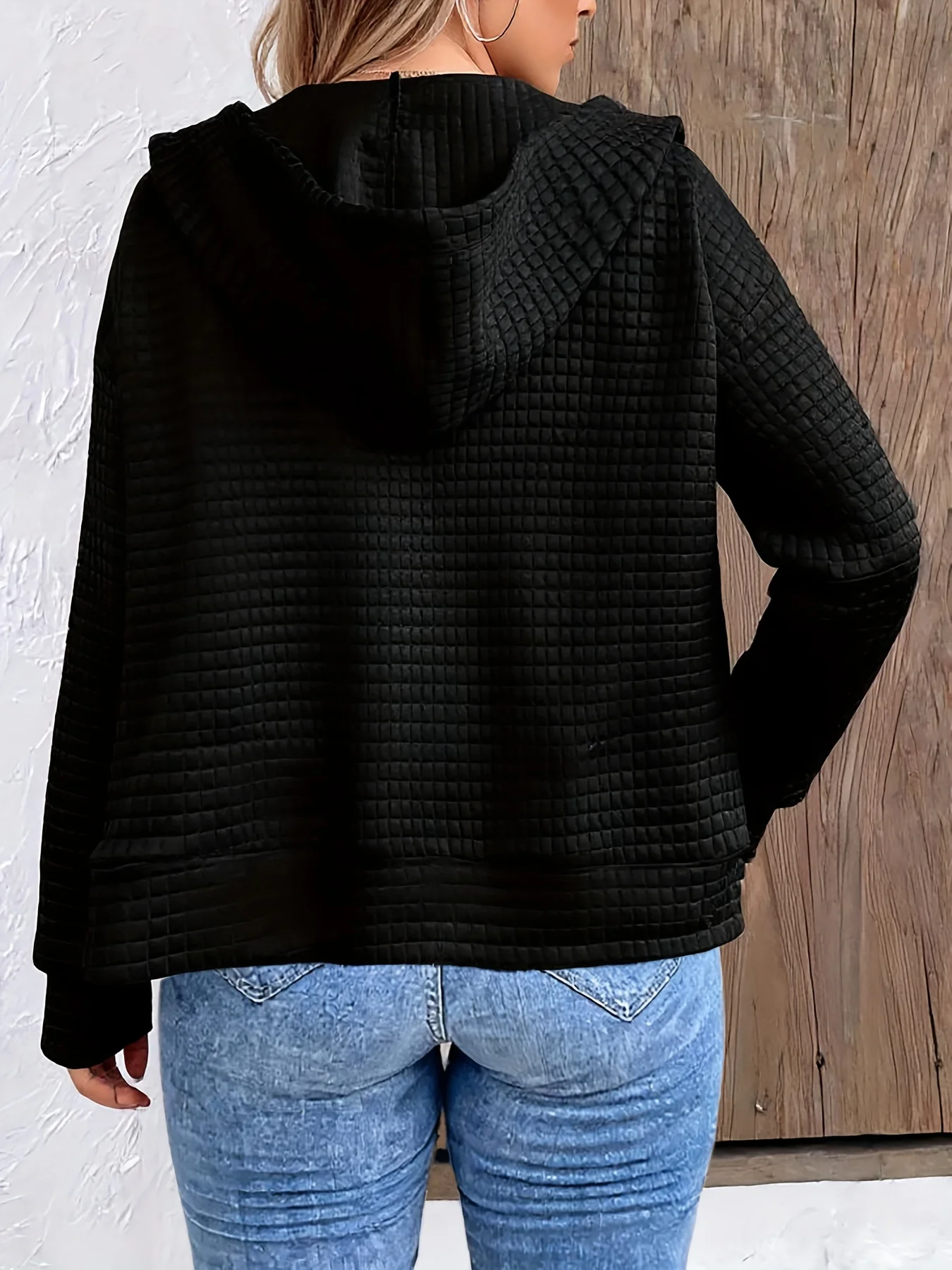 Stilvoller, gesteppter Kapuzenpullover mit Reißverschluss für Damen in großen Größen für mühelosen Alltagsstil. – Detail 2