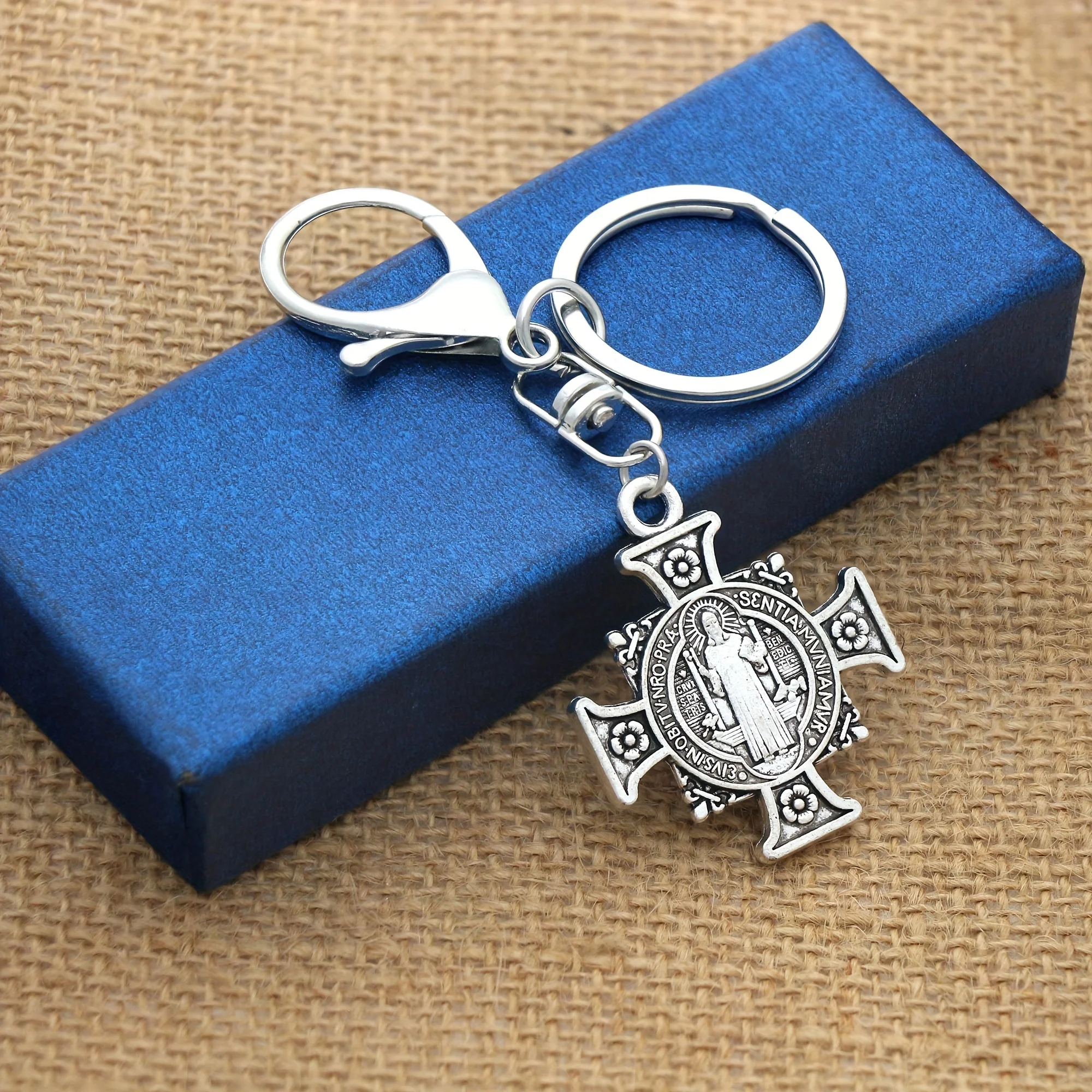 1pc 3.7inch Mens Keychains Y2k Punk Saint Benedict Medal SMOLIVB Keyrings With Flowers On Protection Pendant Valentine Day K1729