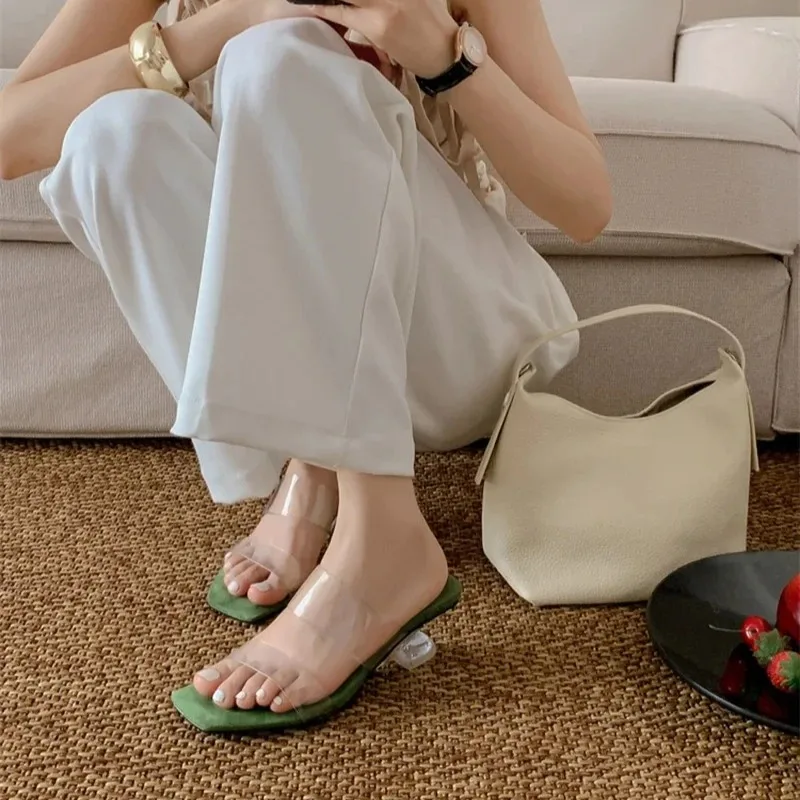 

Летние прозрачные женские шлепанцы из ПВХ 2026 года, модные сандалии-гладиаторы на танкетке, мягкие элегантные шлепки для женщин