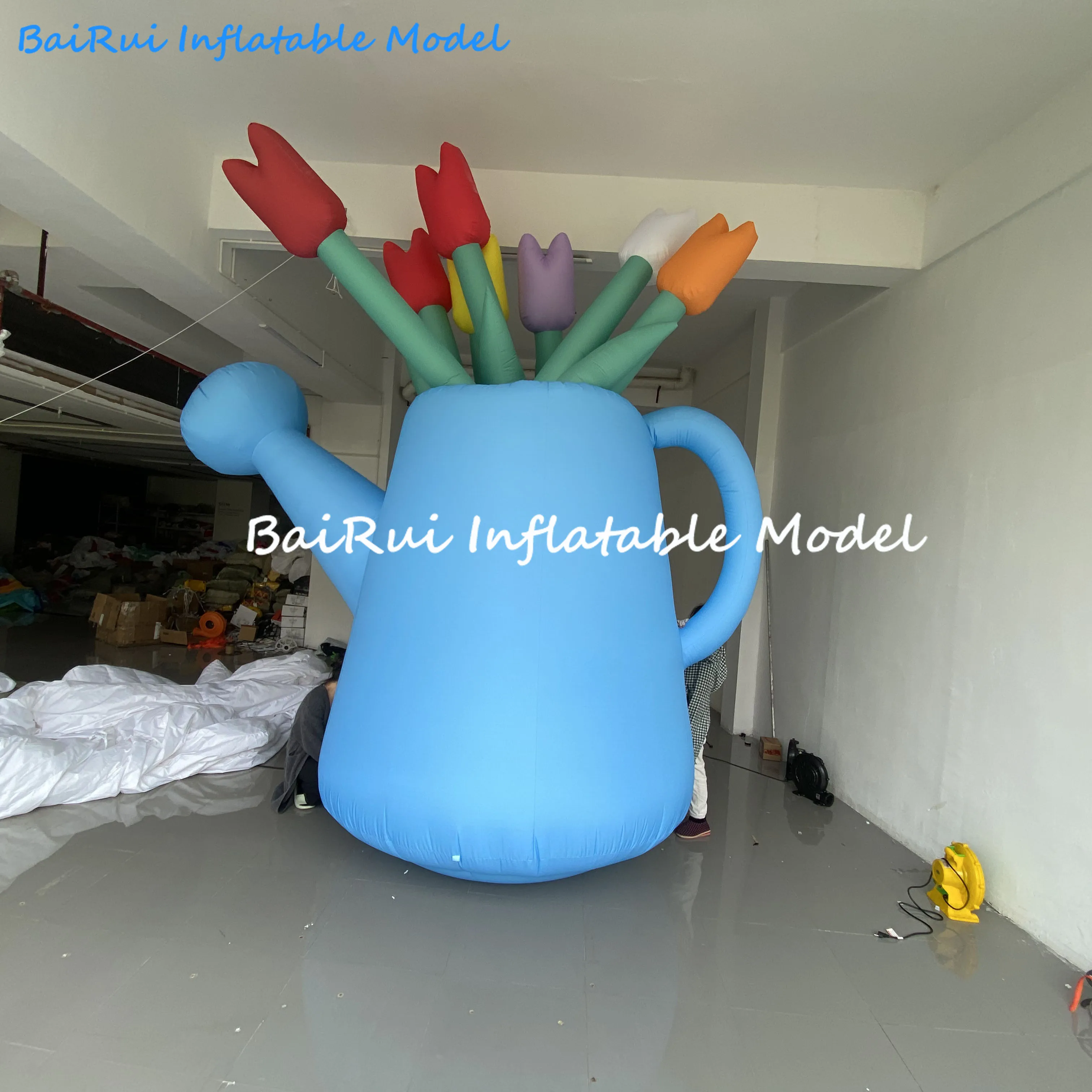 巨大なインフレータブルフラワー、じょうろ付き、エアブロー、春の屋外装飾小道具、花屋の広告小道具、ビジネス用