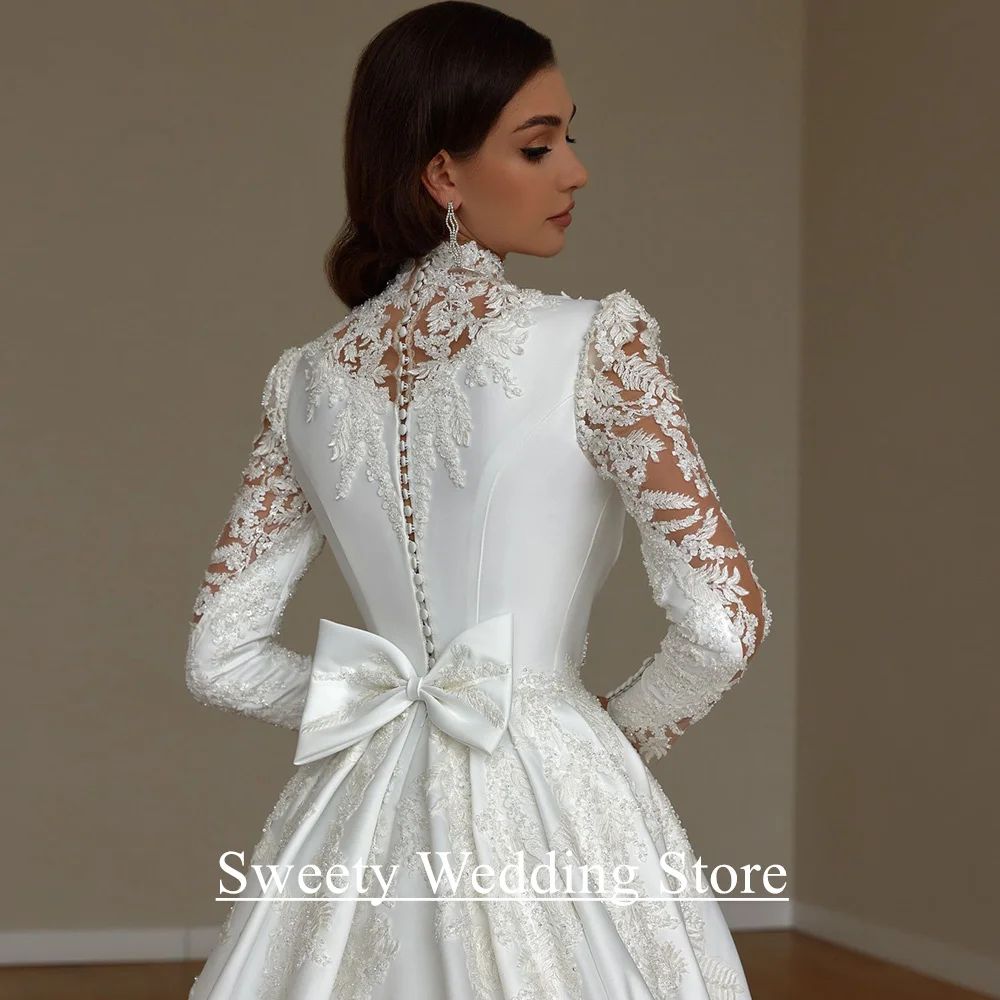 فستان زفاف سعودي رائع مخصص برقبة عالية وأكمام طويلة مزين بالخرز ذيل محكمة على شكل حرف A من الساتان فستان زفاف عربي