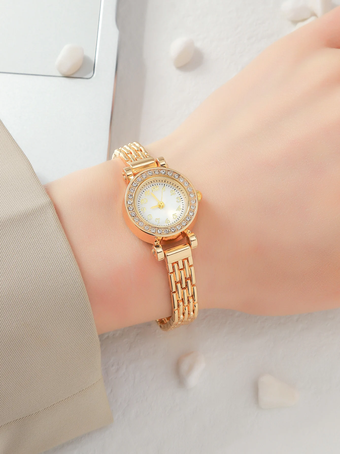 Simple And Fashionable Women\'s Quartz Watch With Rhinestones